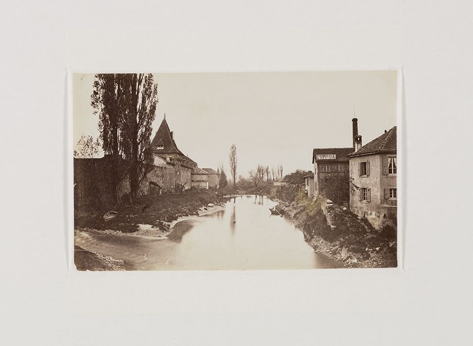 André Schmid, La Thièle et le canal d’Entreroche, Yverdon, vers 1880, Tirage sur papier albuminé, 9 × 15 cm, Collection iconographique vaudoise, no  inv. MEL 015542
