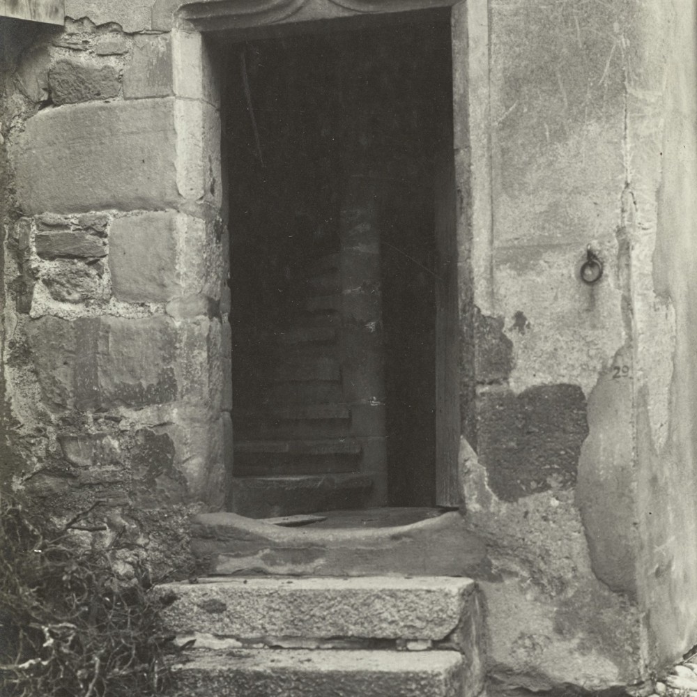 André Kern, Porte ancienne, Cully, 1912 – 1930, procédé : Gélatinobromure d’argent, dimensions du support: 19 x 13 cm, dimensions de l’image: 17.1 x 12.4 cm