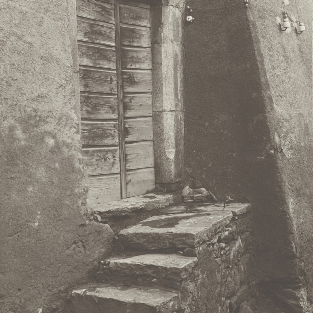 André Kern, Porte ancienne, Montagny s/ Lutry, 1912 – 1930, procédé : Gélatinobromure d’argent, dimensions du support: 19 x 14 cm, dimensions de l’image: 16.8 x 11.9 cm