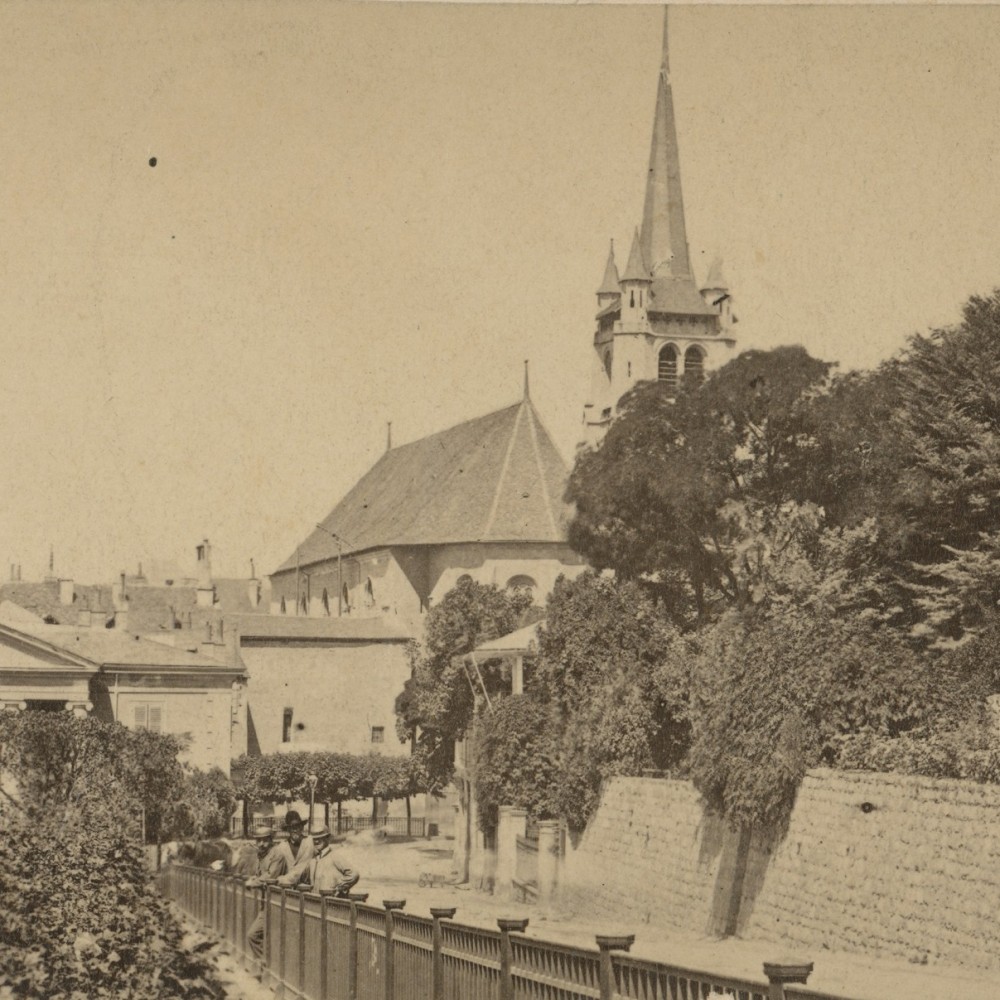André Schmid, La promenade Derrière-Bourg, l’hôtel Bellevue, à droite et l’église Saint-François, Lausanne, vers 1870 (MEMORIAV numérisation et nettoyage), 5 x 9 cm (image), Épreuve albuminée